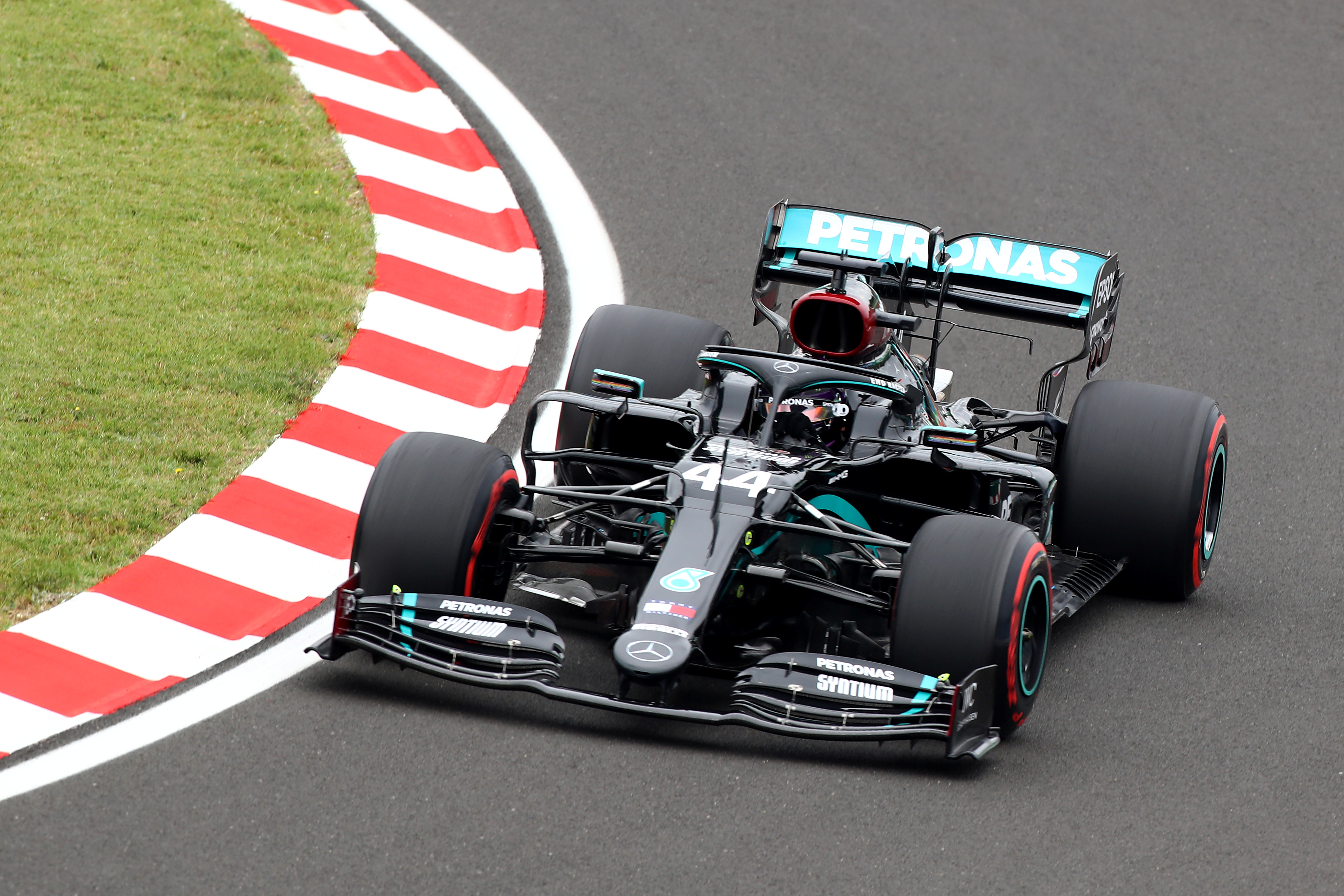 Lewis Hamilton lan thu 90 gianh pole trong su nghiep hinh anh