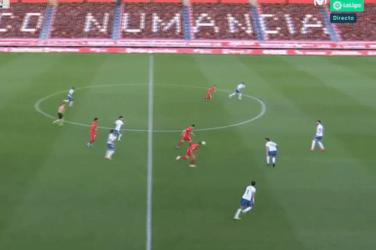 Zlatanovic ghi ban tu giua san nhung khong the giup doi tru hang hinh anh