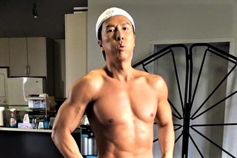 Chan Tu Dan khoe co bap san chac o tuoi 57 hinh anh