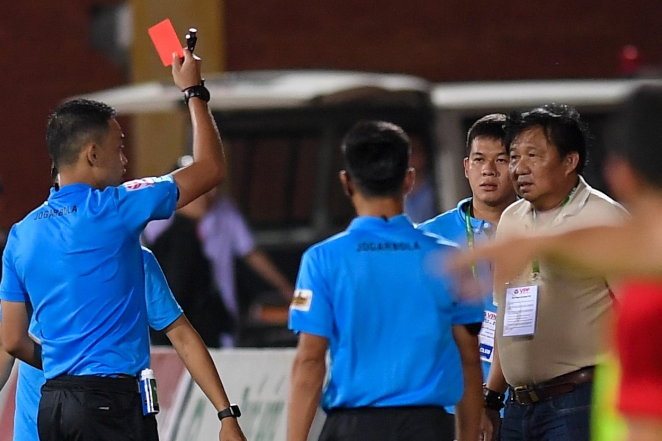 GDKT doi Binh Duong nhan the do trong tran hoa Nam Dinh hinh anh