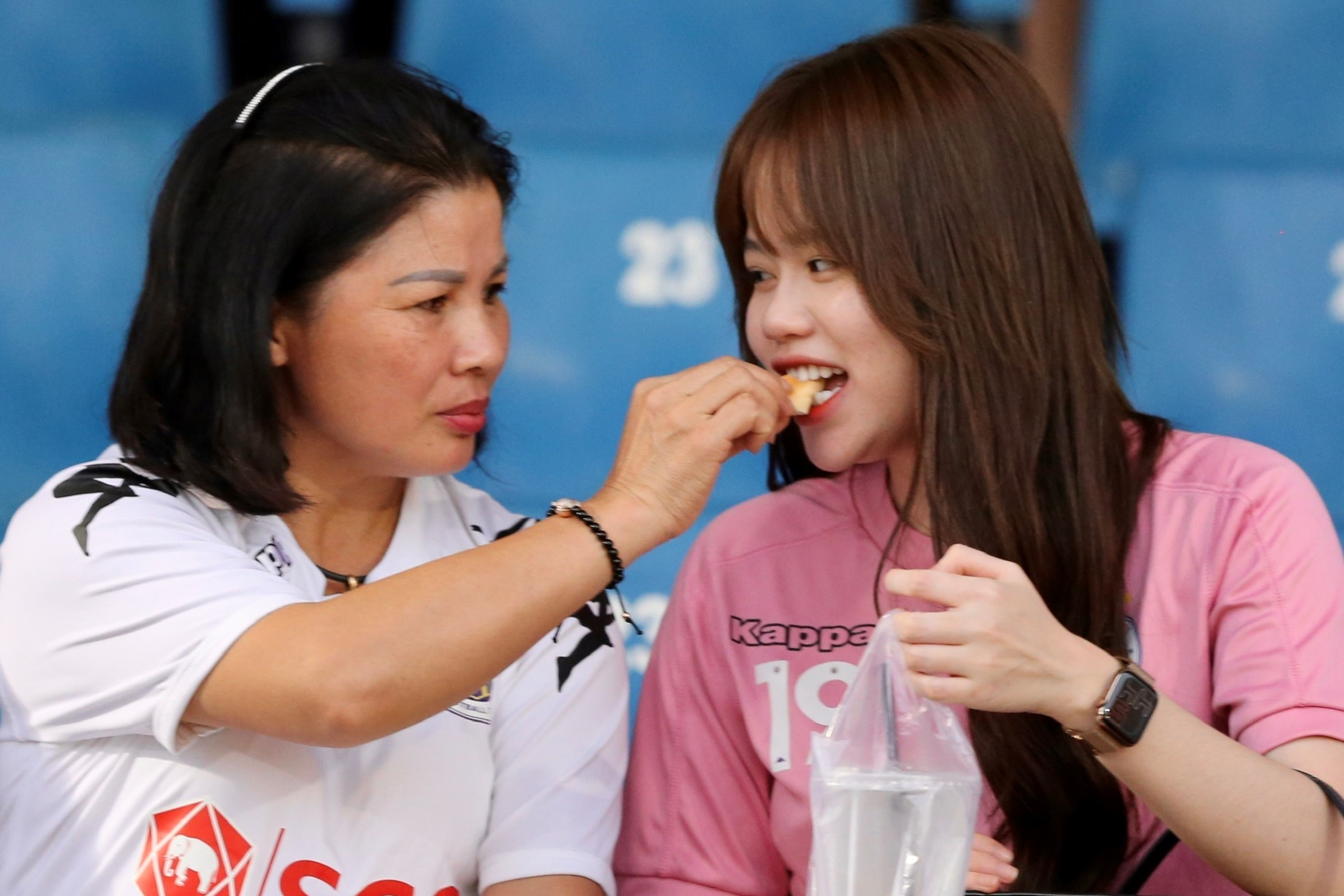 Huynh Anh duoc me Quang Hai cham soc tren san Thong Nhat hinh anh