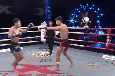 Vo si tung cu da knock-out khi doi thu chao giao dau hinh anh