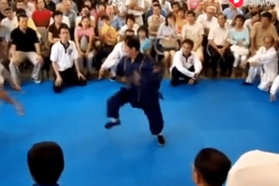 Cao thu Trung Quoc dung vo het khien doi phuong nga ngua hinh anh