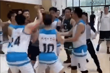 Cau thu bong ro Trung Quoc lao vao danh trong tai hinh anh