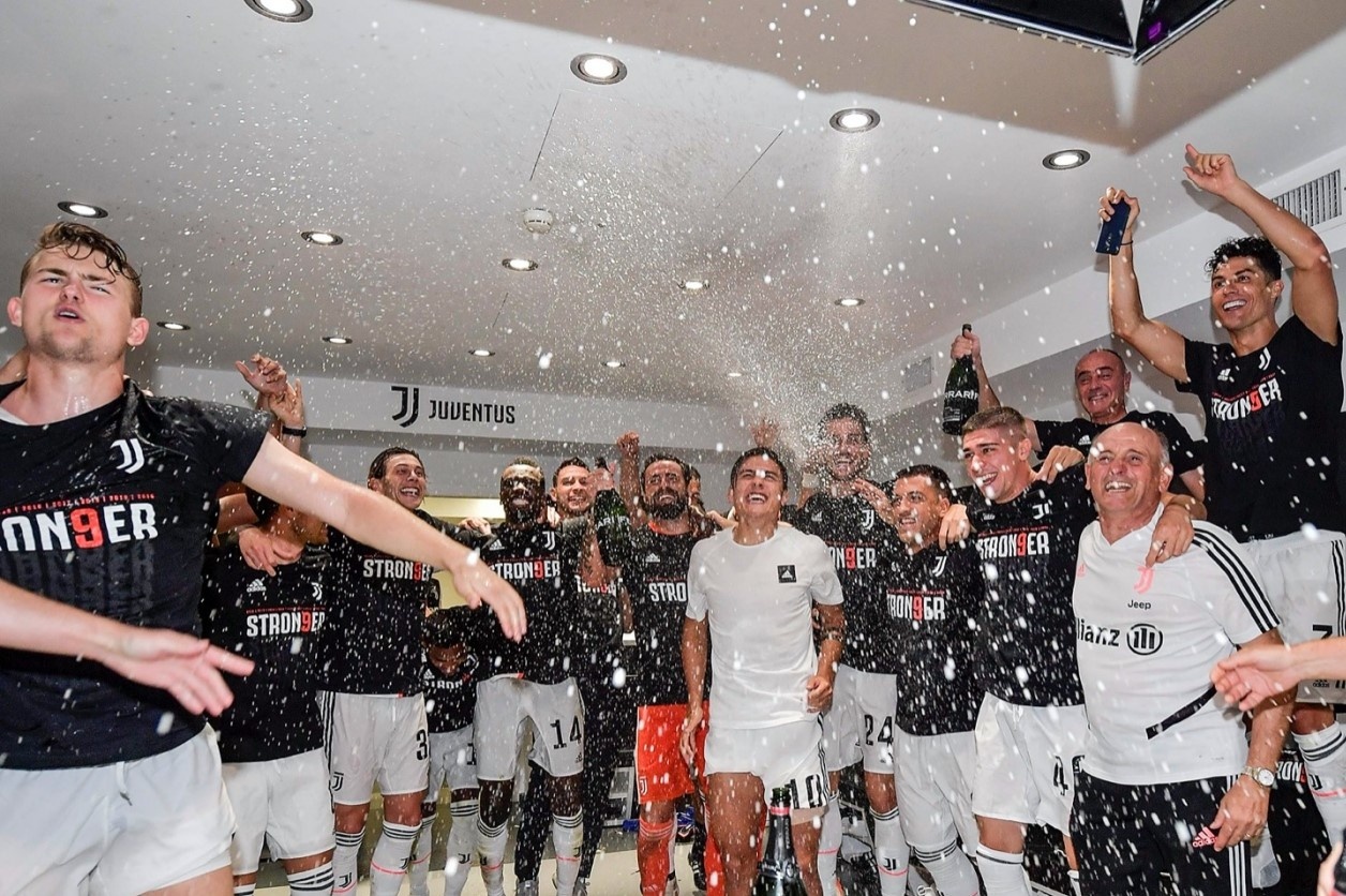 Ronaldo va dong doi an mung danh hieu Serie A hinh anh