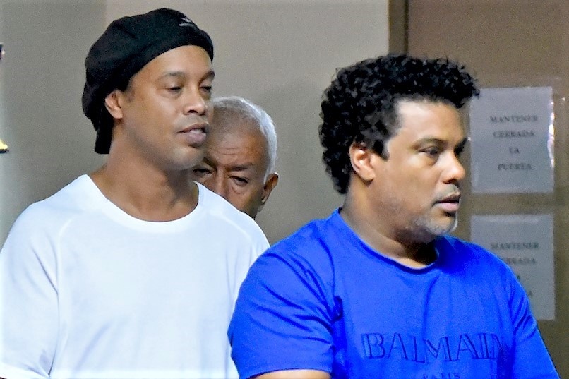 Ronaldinho hoang loan khi anh trai nhap vien luc bi quan thuc hinh anh