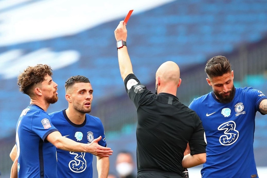 Trong tai bi to giup Arsenal vo dich FA Cup hinh anh