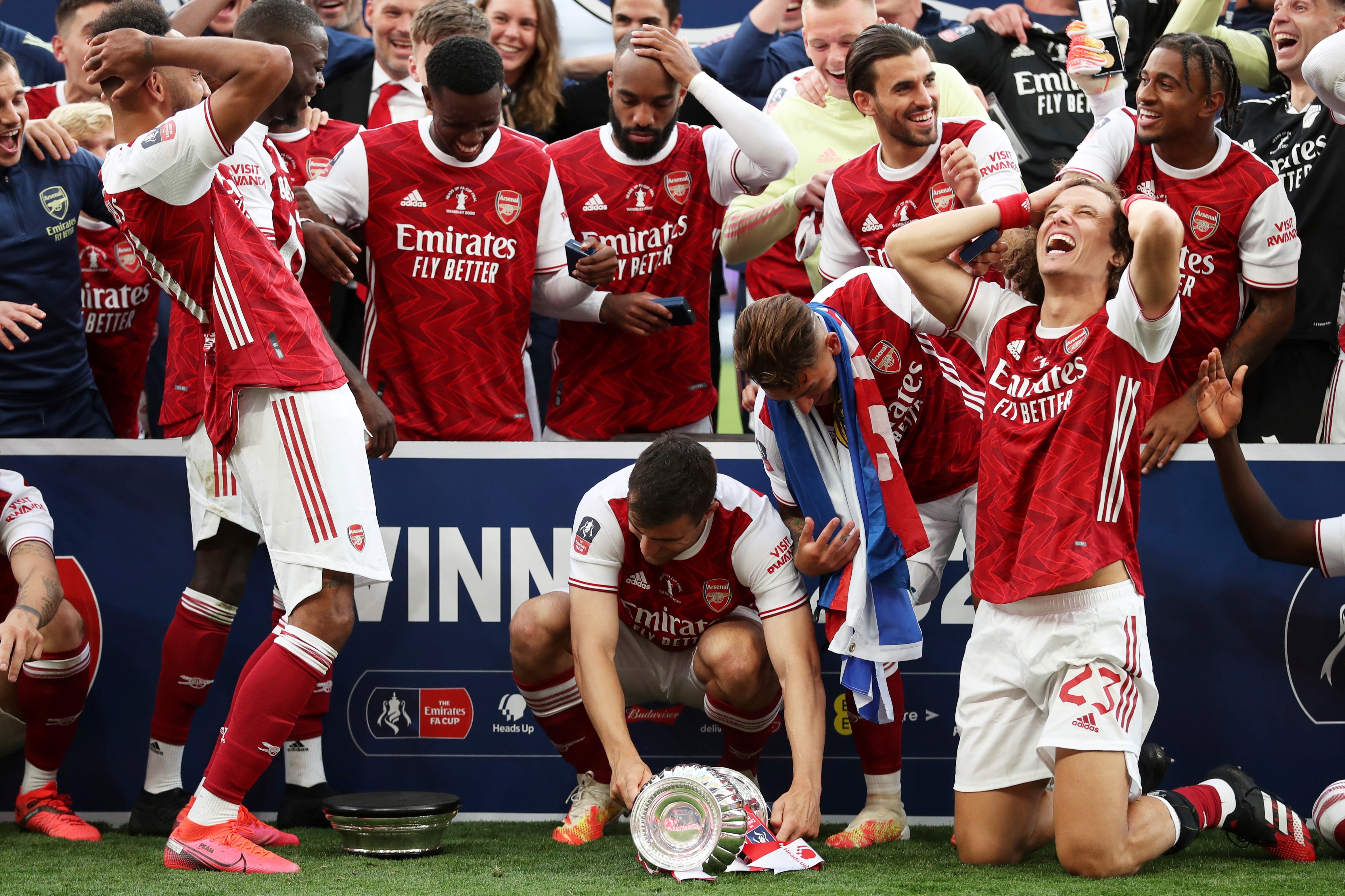 Aubameyang gay cuoi khi lam roi cup hinh anh