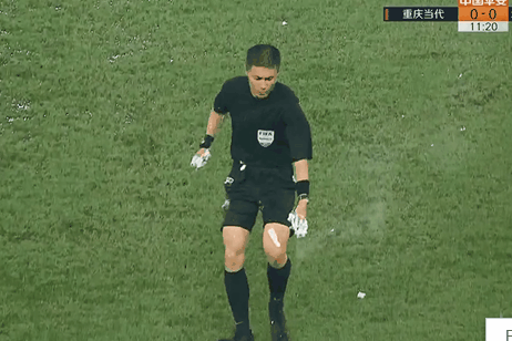 Binh xit bot phat no trong tran dau o Trung Quoc hinh anh