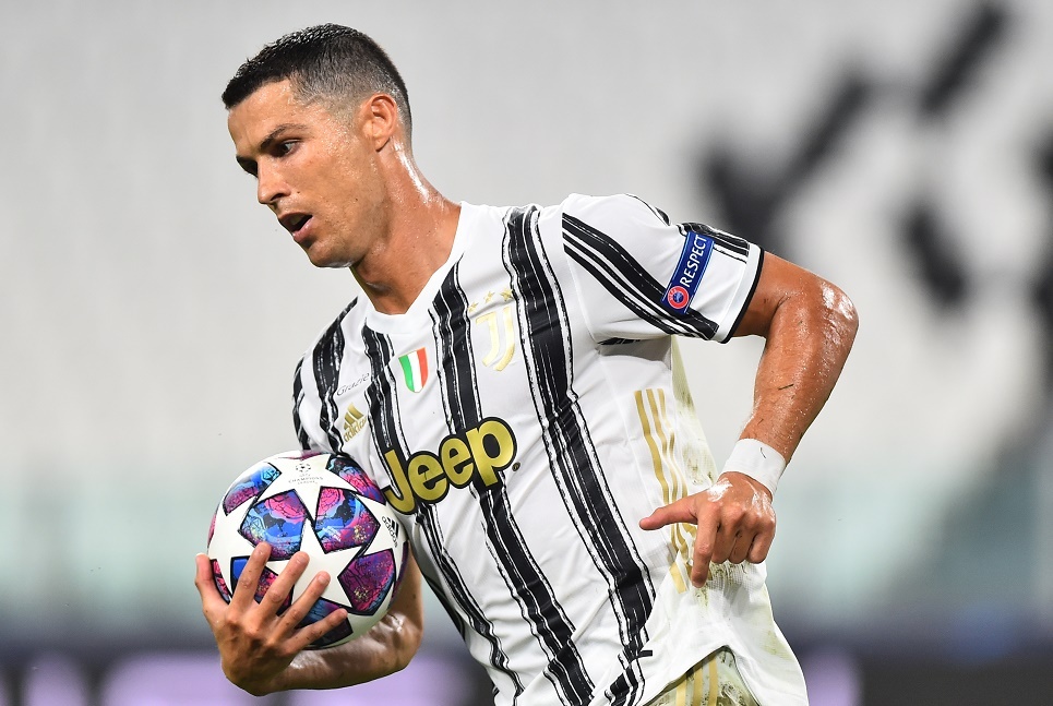 Ronaldo lap cu dup, Juventus van bi loai som o Champions League hinh anh