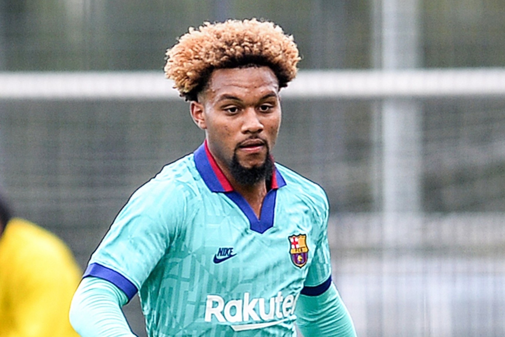 Barca goi 9 cau thu doi B dau Napoli tai Champions League hinh anh