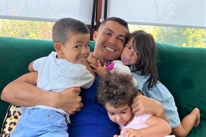 Ronaldo doi kieu toc truoc tran dau o Champions League hinh anh