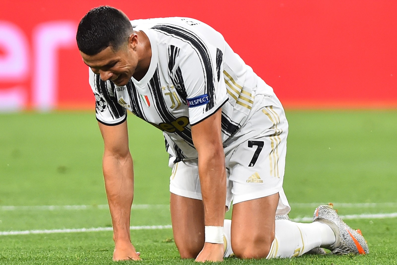 Ronaldo duoc chi gai an ui sau khi bi loai o Champions League hinh anh