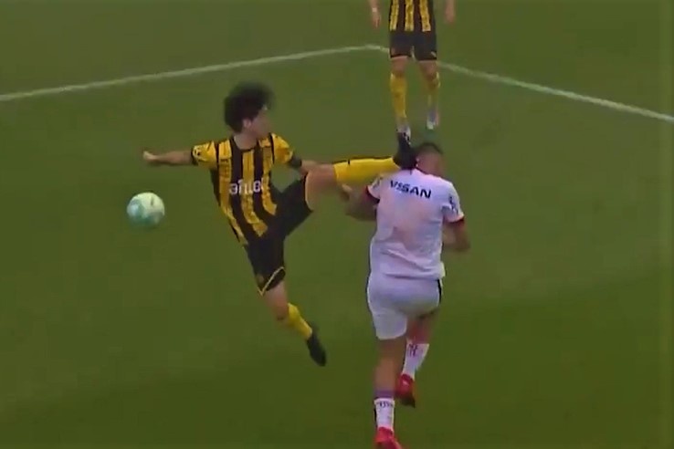 Cau thu nhan the do vi dap vao mat doi phuong hinh anh