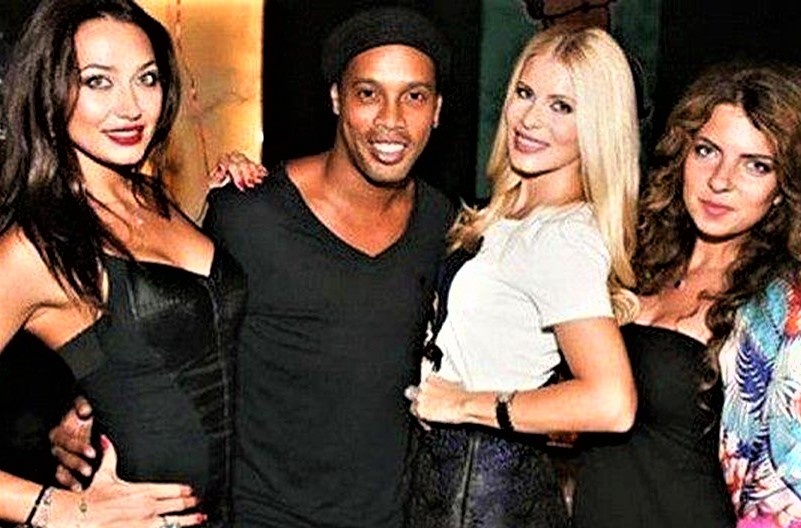 Ronaldinho bi to tiec tung voi nguoi mau khi chiu quan thuc hinh anh