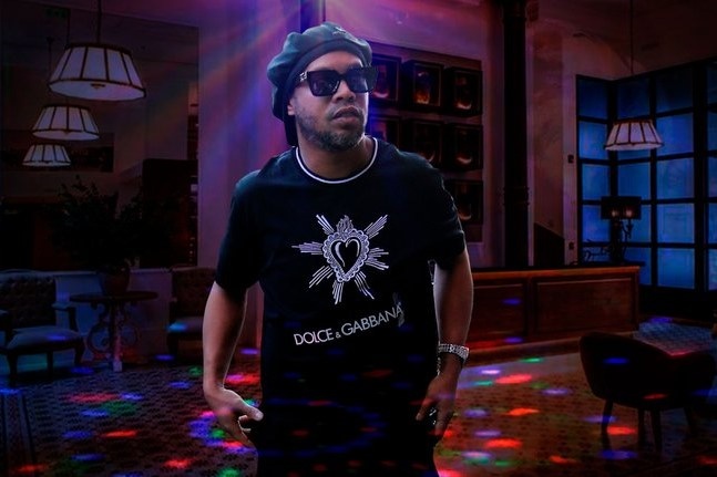 Ronaldinho tiec tung voi nguoi mau anh 1