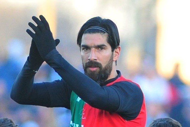 HLV vao san thi dau khi doi bong bi dan ban hinh anh