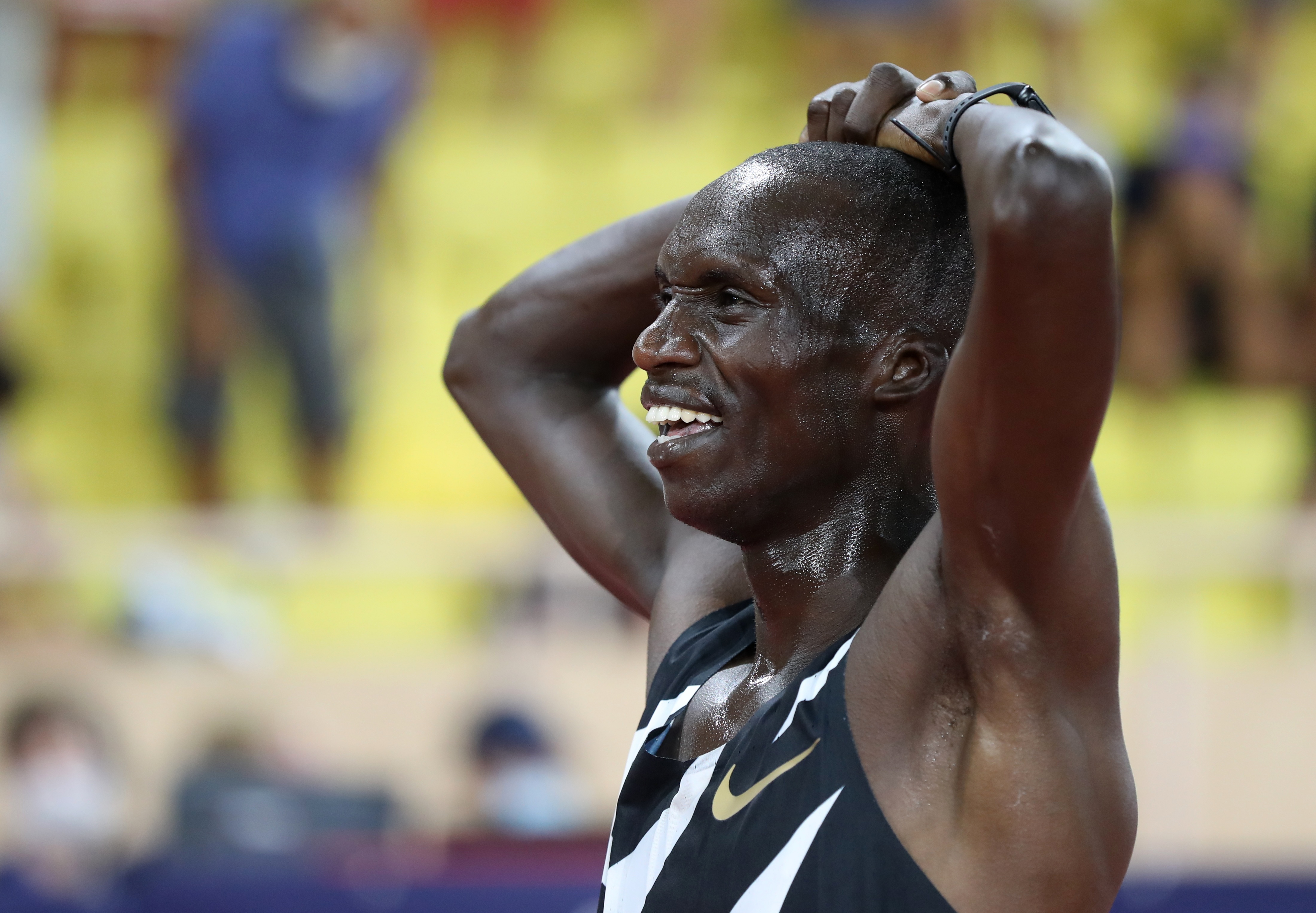 Cheptegei pha sau ky luc the gioi 5.000 m ton tai 16 nam hinh anh