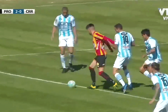 Pha danh got loai 3 cau thu giup dong doi ghi ban hinh anh