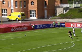 Thu mon U19 Ajax nhan ban thua do mac sai lam hinh anh