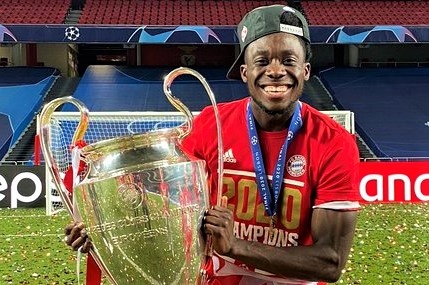 Bayern tra them 1 trieu euro cho CLB cu cua Davies hinh anh