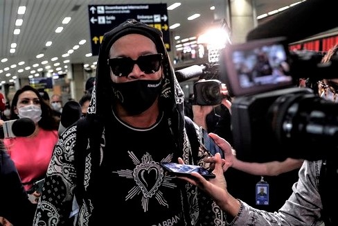 Ronaldinho bi vay kin khi tro ve Brazil hinh anh