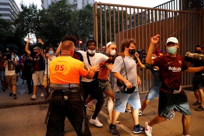 CDV Barca mong Messi o lai hinh anh