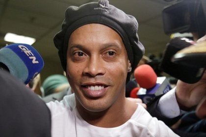 Ronaldinho lan dau len tieng sau khi duoc tra tu do hinh anh