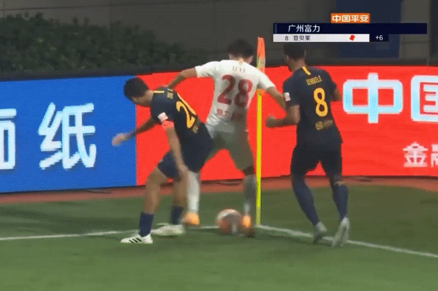 Dembele triet ha cau thu tai giai Trung Quoc hinh anh