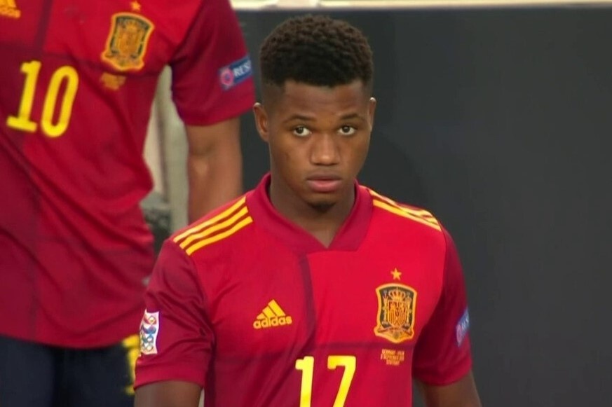 Ansu Fati di vao lich su tuyen Tay Ban Nha hinh anh