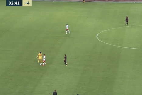 Thu mon Nhat Ban nhan ban thua sau pha bieu dien o giua san hinh anh