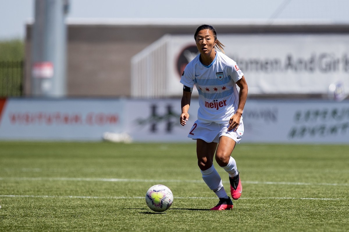 nu cau thu thi dau cho doi nam anh 1