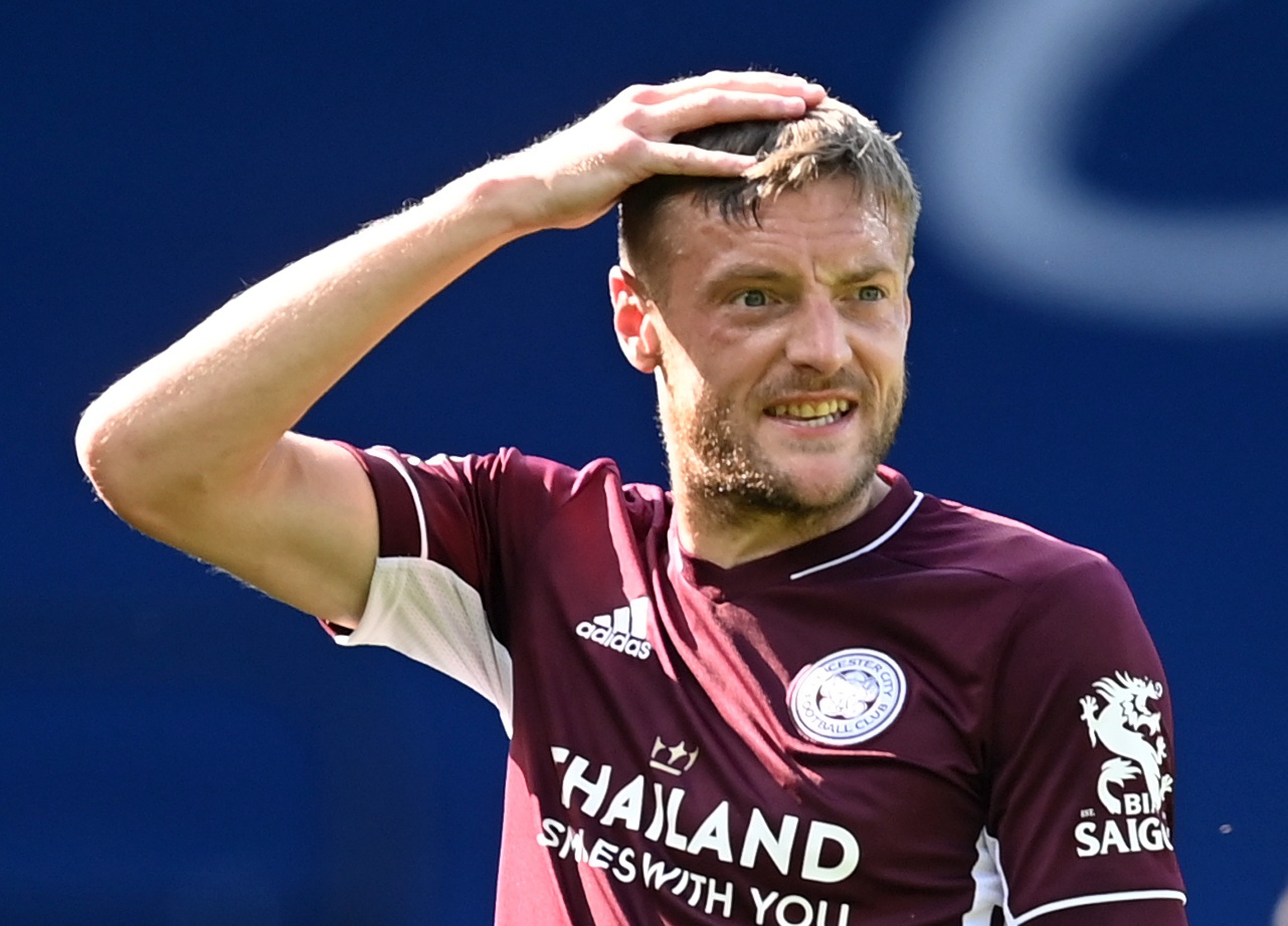 Vardy lap cu dup, Leicester chia ngoi dau bang voi Arsenal hinh anh