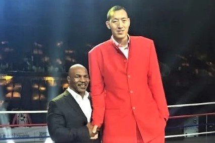 Cuoc song cua cuu tuyen thu bong ro cao nhat Trung Quoc hinh anh