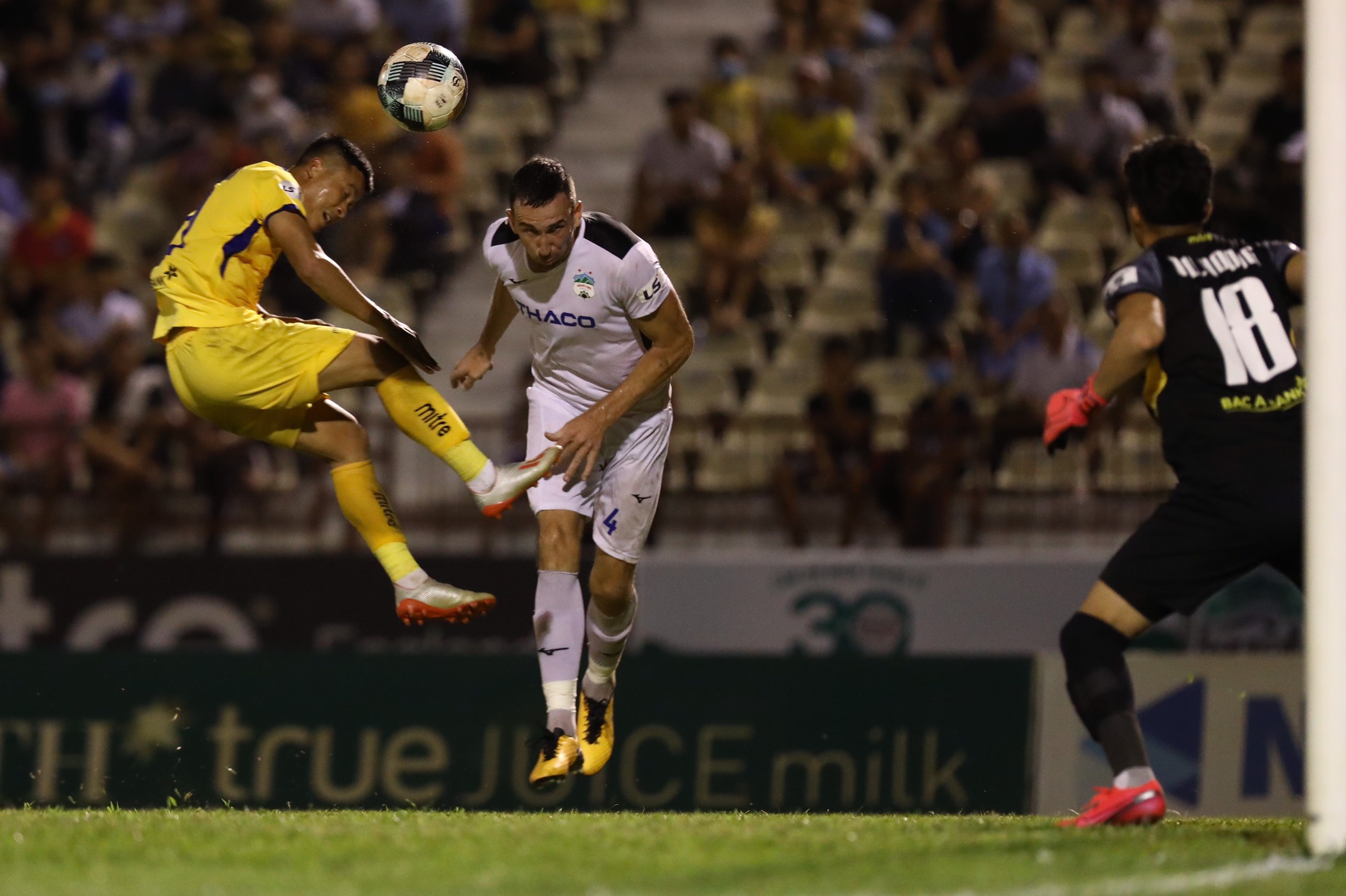 Truc tiep bong da V.League anh 2