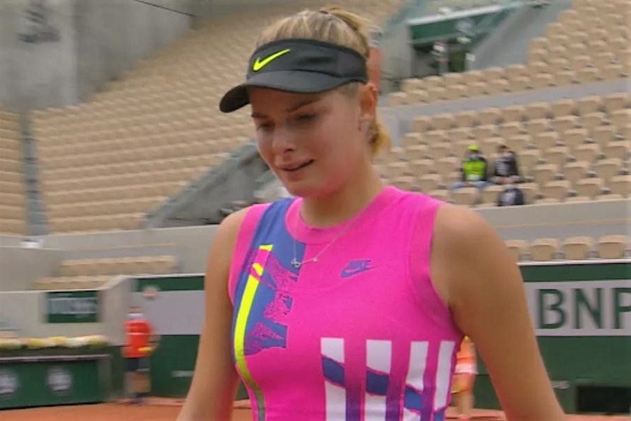 Nu VDV khoc vi het vot thi dau tai Phap mo rong hinh anh