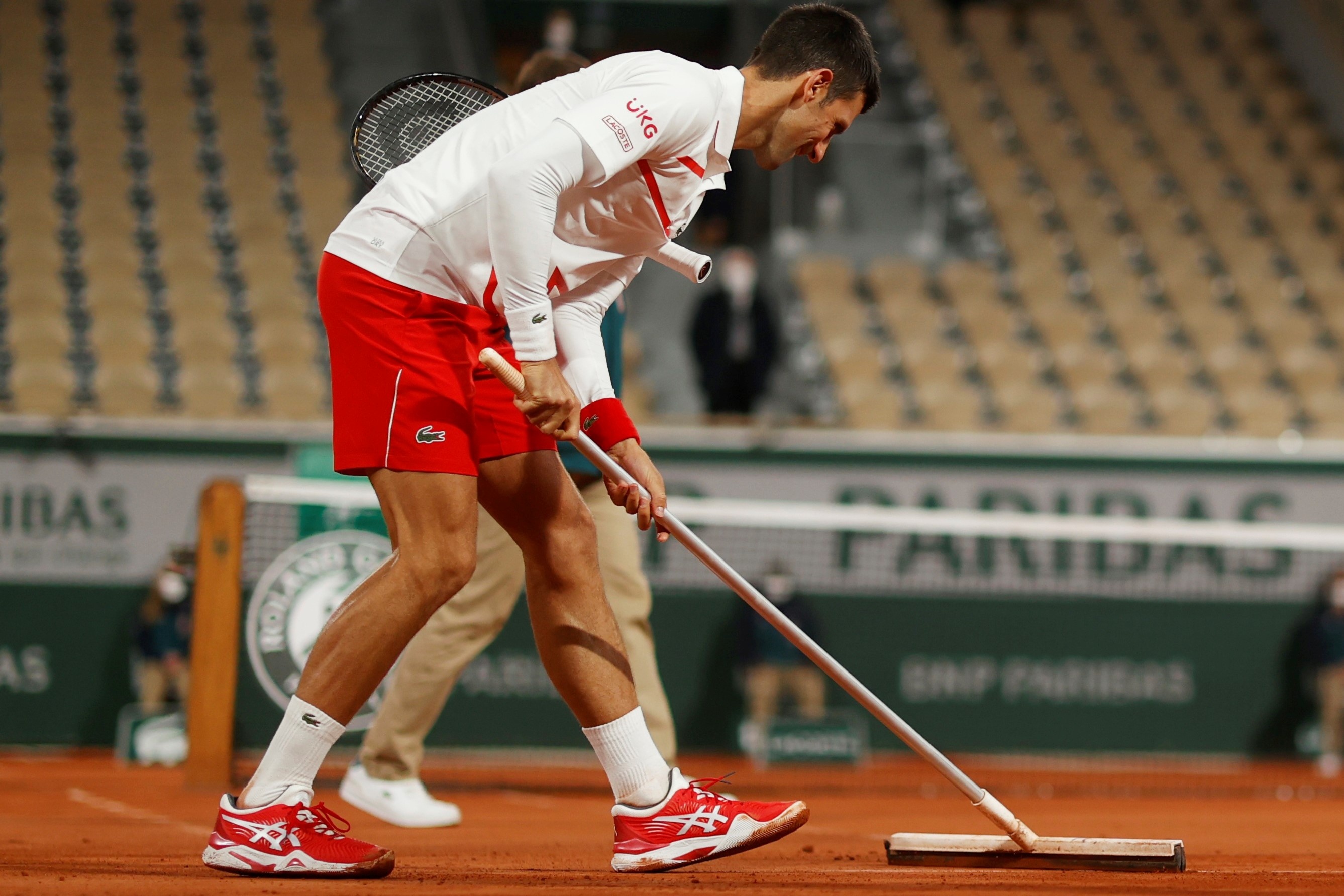 Djokovic giup nhan vien tai Phap mo rong hinh anh