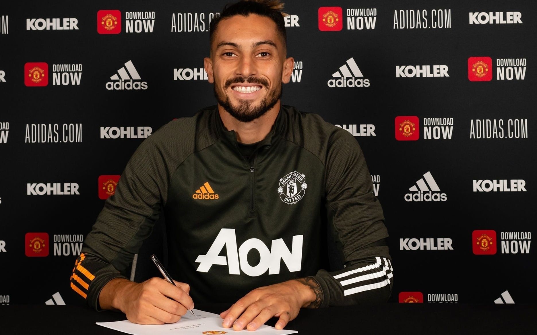 Ngay cuoi chuyen nhuong: MU cong bo 3 tan binh hinh anh