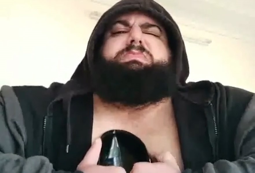 Vo si Iran pho dien suc manh dung tay gap chao hinh anh