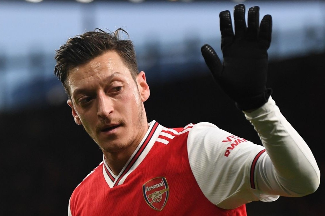 Ozil bi loai khoi doi hinh Arsenal du Europa League hinh anh