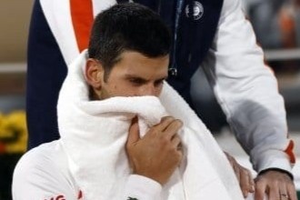 Doi thu to Djokovic dung chieu tro hinh anh