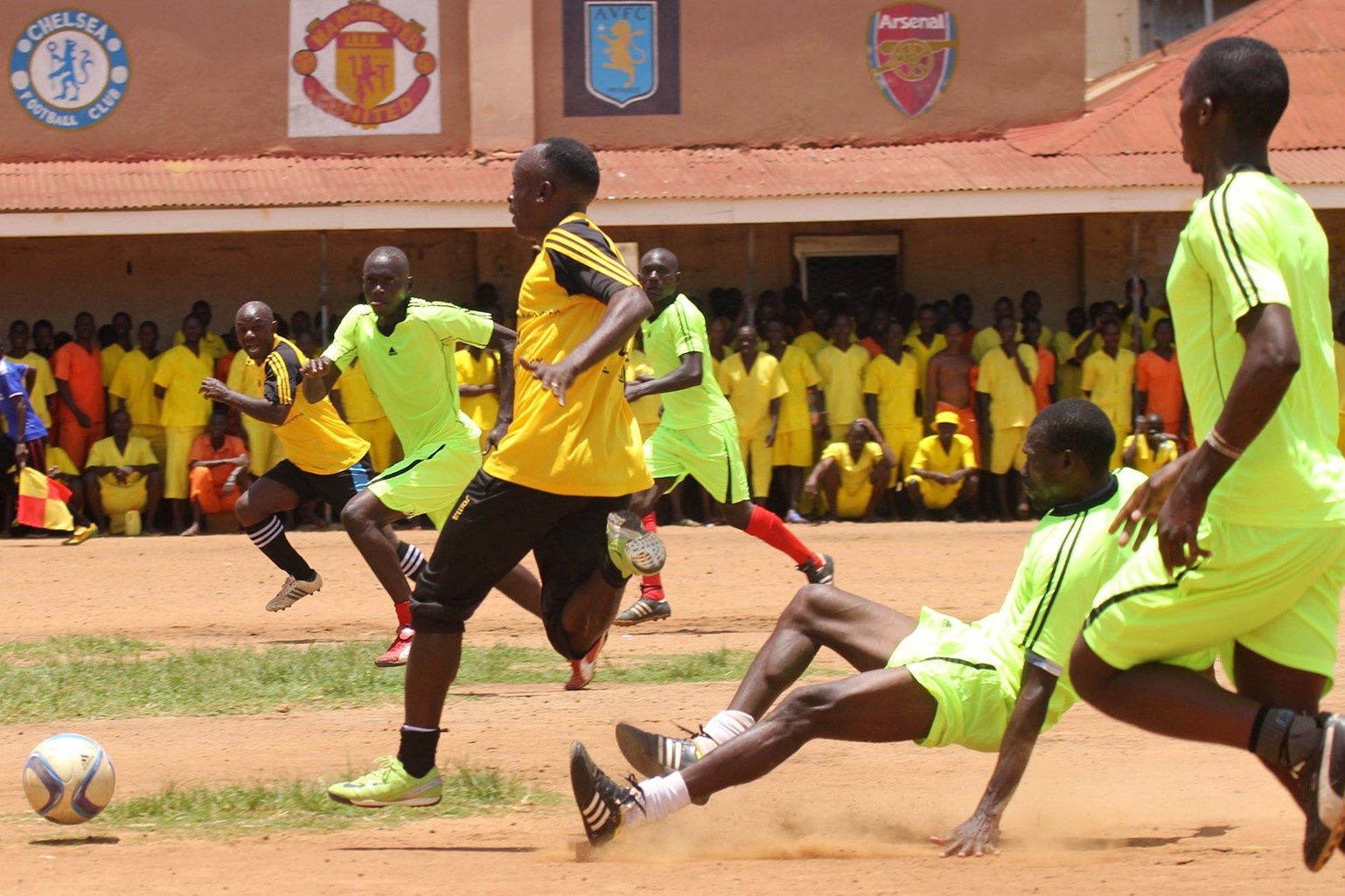 Cau thu bi dong doi danh chet vi mac loi dan den ban thua hinh anh