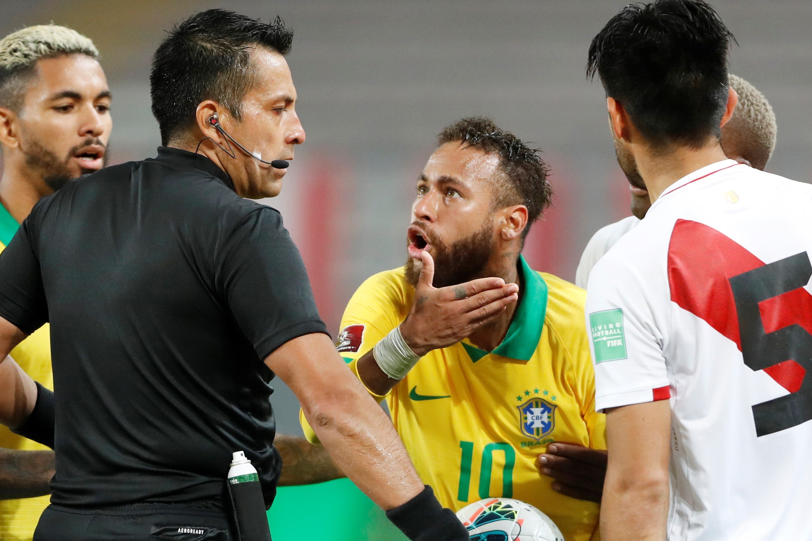 Trong tai bi chi trich sau tran Peru thua nguoc Brazil hinh anh