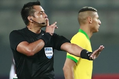 Nhieu canh sat bao ve trong tai o tran Peru thua Brazil 2-4 hinh anh