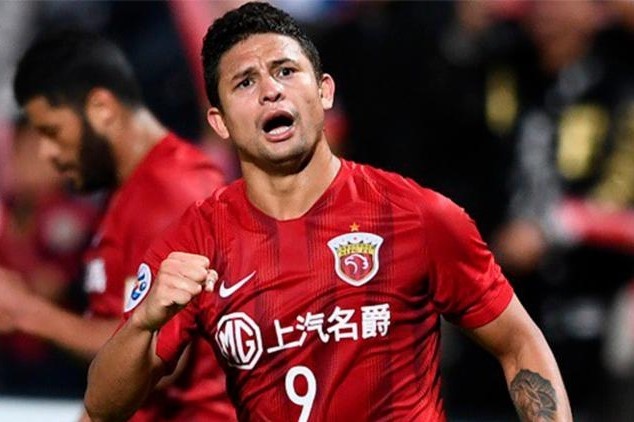 Sao nhap tich Trung Quoc sut phat ghi ban dep mat hinh anh