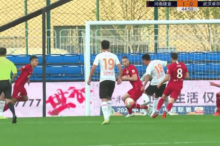 Cau thu tiec nuoi khi bi dong doi can cu sut hinh anh