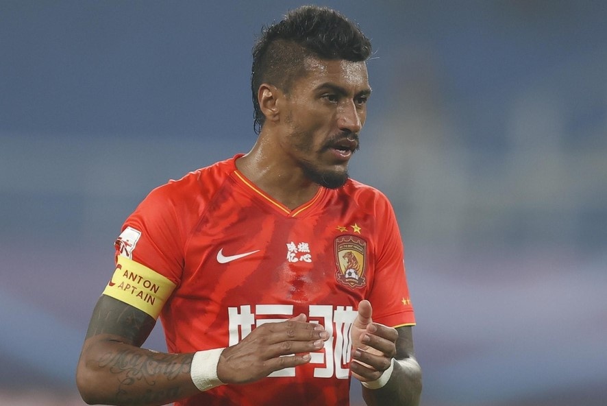 Paulinho bam bong qua thu mon ghi ban hinh anh
