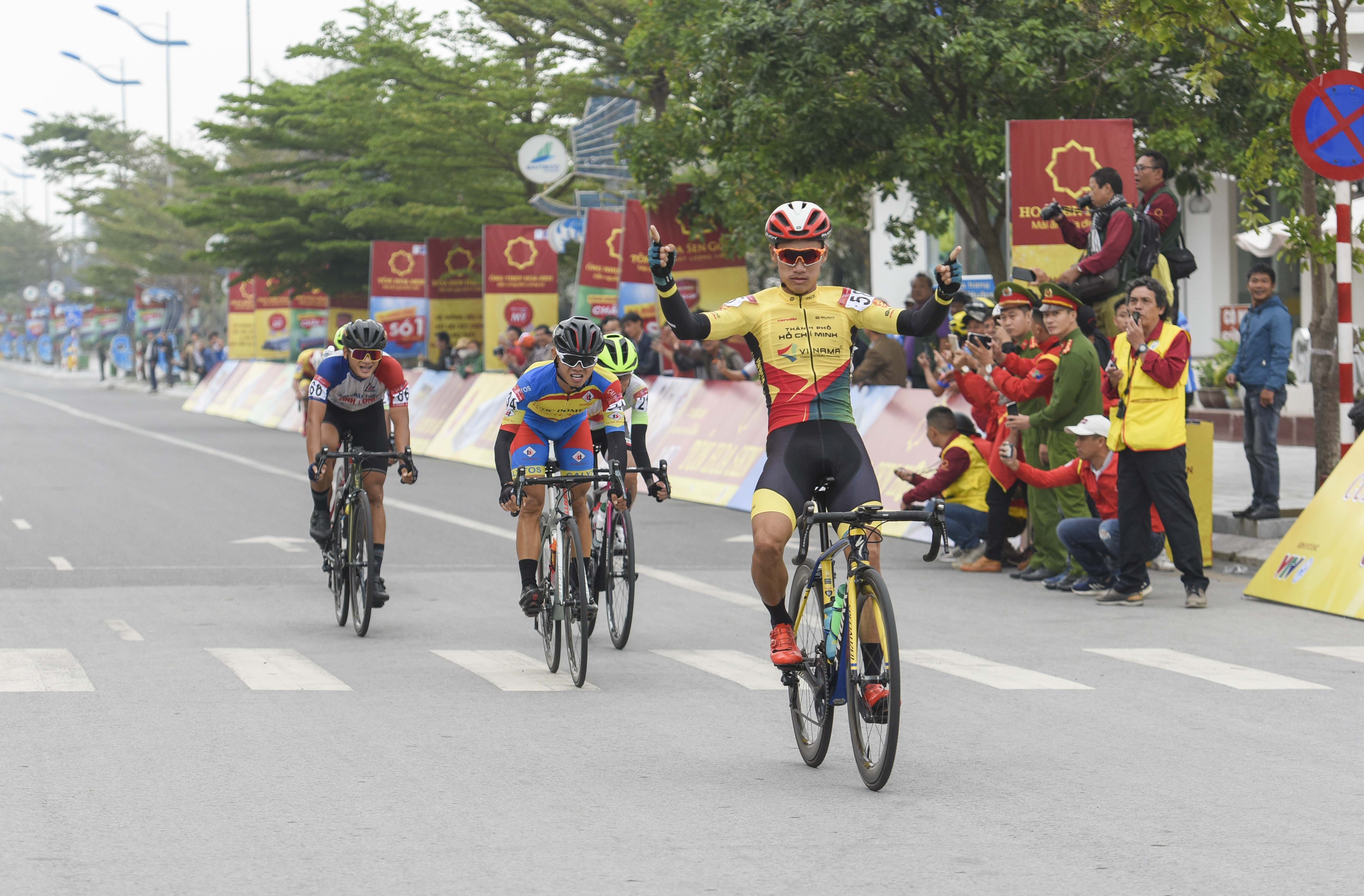 dua xe VTV - Cup Ton Hoa Sen anh 1