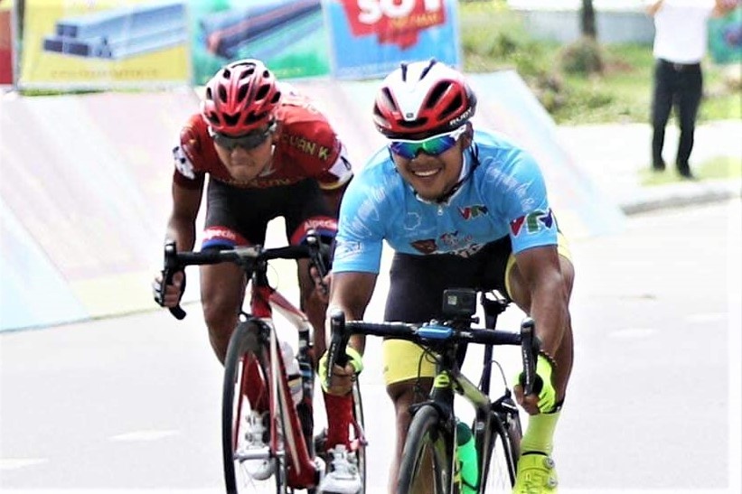 Nguyet Minh co pha nuoc rut an tuong tai chang 7 giai xe dap VTV Cup hinh anh