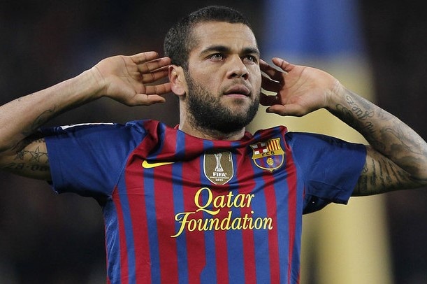 Dani Alves chi trich Barca hinh anh